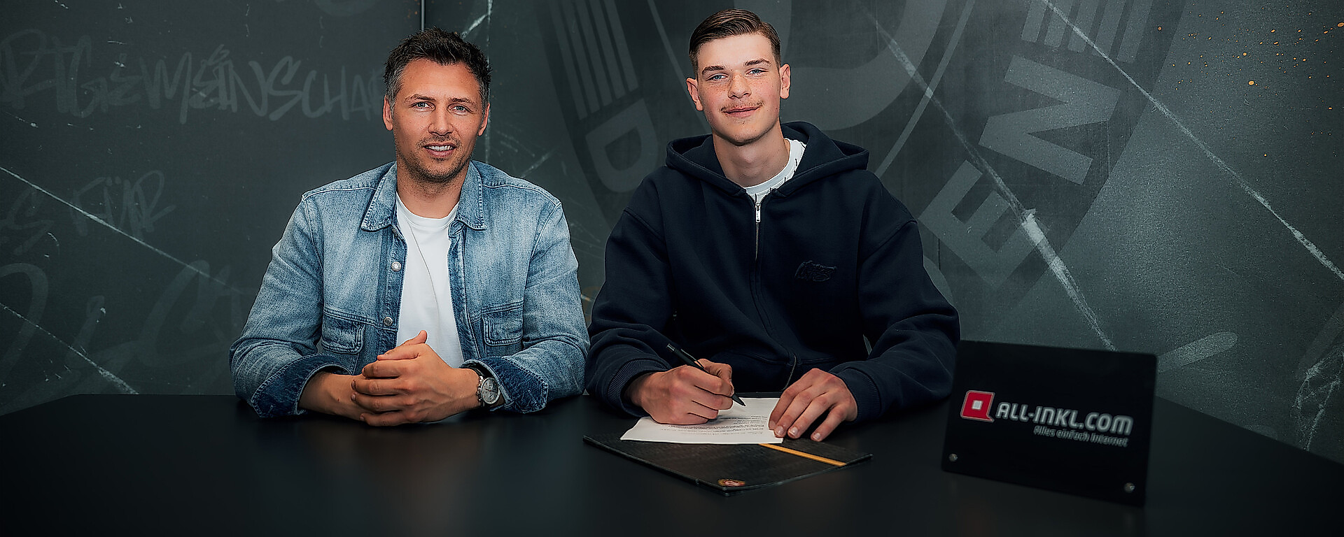 Sportgeschäftsführer Sören Gonther und Maximus Fritzsche bei der Unterzeichnung des Fördervertrags.