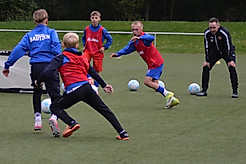 Junge Fußballspieler beim Training