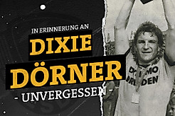 Hans-Jürgen "Dixie" Dörner reckt einen Pokal in die Höhe.