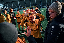 Die Frauenmannschaft beim Abklatschen im Mannschaftskreis.