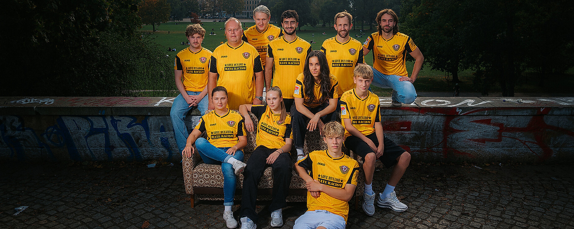 Eine Gruppe Menschen im LOVE DYNAMO - HATE RACISM Sondertrikot