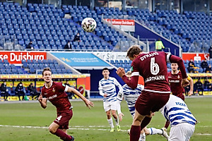 Hartmann will wenige Minuten vor dem Ende nachlegen - Schiedsrichter Bokop entscheidet jedoch auf Stürmerfoul. | Foto: Steffen Kuttner