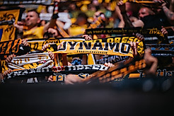 Fans halten einen SGD-Schal nach oben.