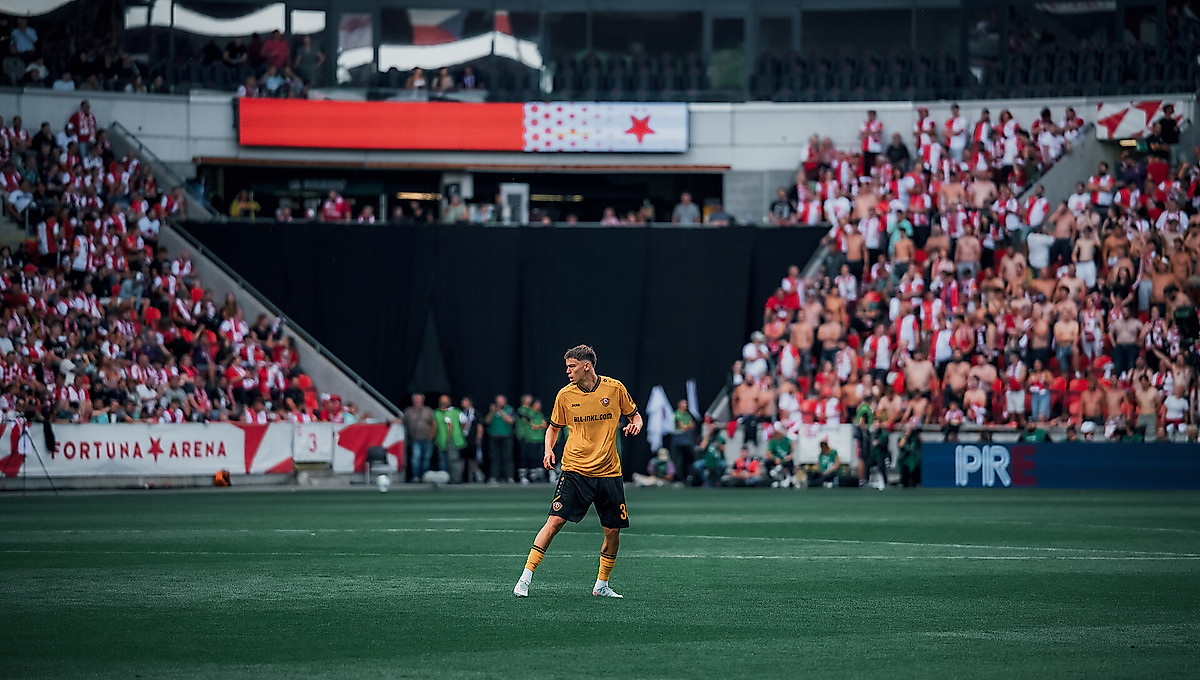 Jakob Zickler auf dem Rasen während des Testspiels in Prag.