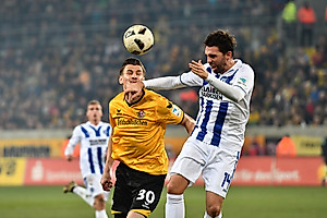 Kutschke im Duell mit seinem Karlsruher Gegenspieler. Teilweise ging es ruppig zur Sache.