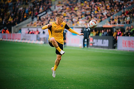 Tobias Raschl ist für Dynamo Dresden am Ball.