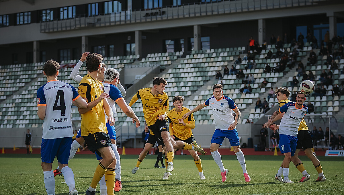 Dynamos U21 mit einer Kopfballchance.