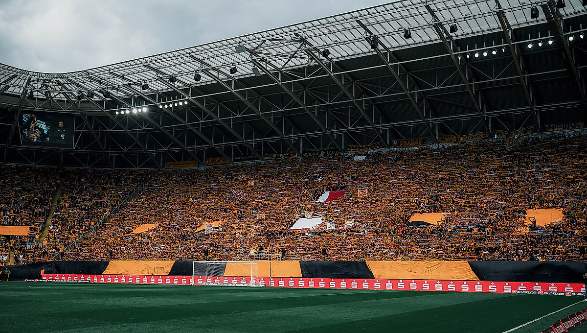 Ein prall gefüllter K-Block im Rudolf-Harbig-Stadion.