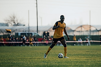 Dennis Duah im Trikot der SGD bei einem Testspiel.