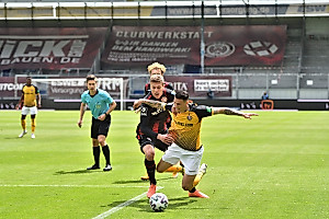 Beim engagierten Start der SGD geht es rustikal zu - Vlachodimos wird an der Strafraumkante von den Beinen geholt. | Foto: Dennis Hetzschold