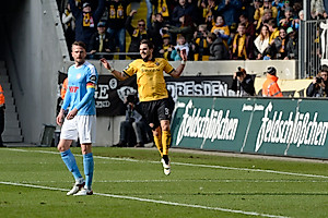 Pascal Testroet freut sich über seinen Treffer zum 2:0 gegen Fortuna Köln.