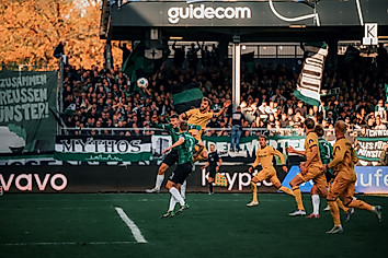 Kopfballduell zwischen mehreren Spielern