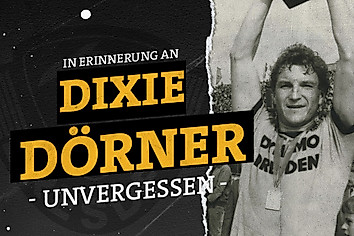 Hans-Jürgen "Dixie" Dörner reckt einen Pokal in die Höhe.