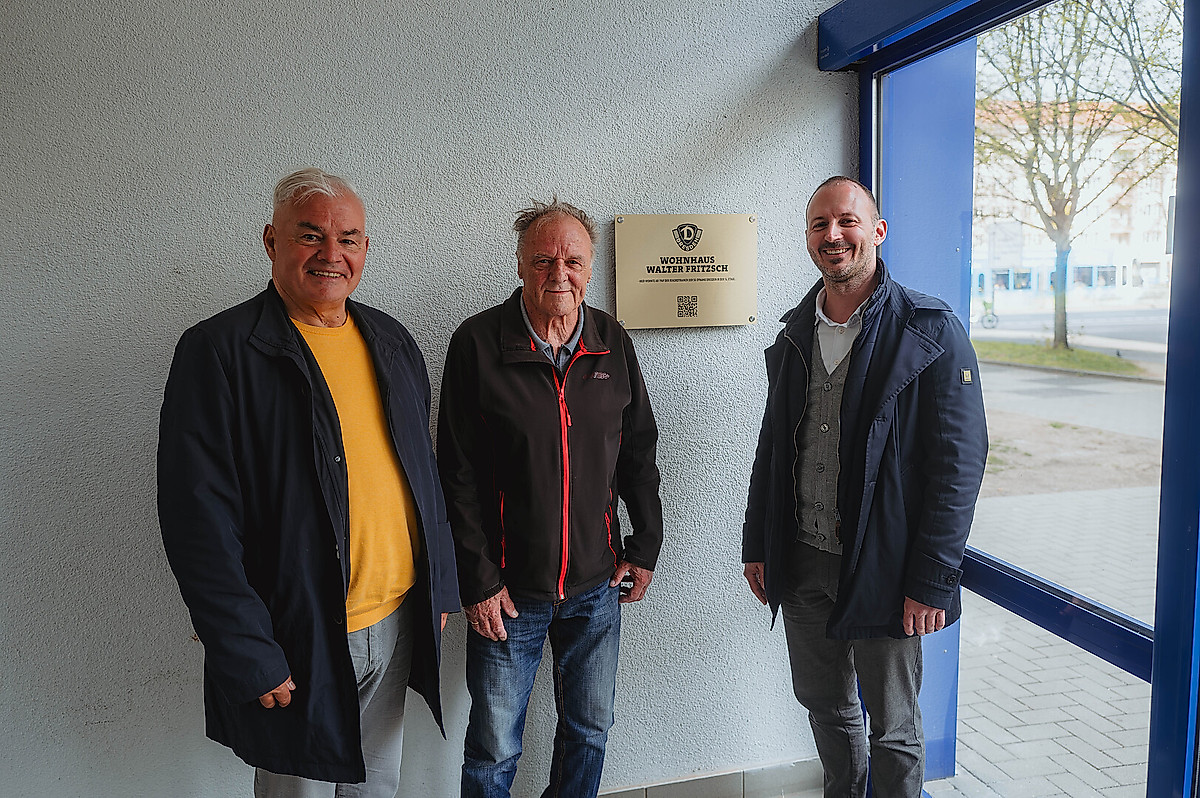 Drei Männer in einem Hauseingang