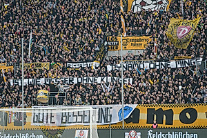 „Dynamo ohne Minge ist wie Messer ohne Klinge.“ - Aufmunterung vom K-Block für den erkrankten Sportgeschäftsführer Ralf Minge. (Foto: Dennis Hetzschold)
