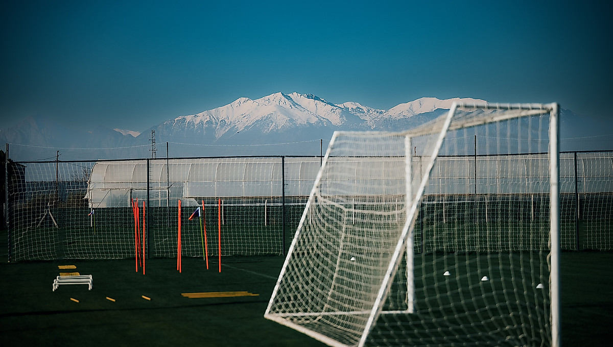 Der Blick vom Trainingsplatz in Lara auf die Berge der Türkei.