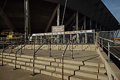 Der Aufgang zum Eingangsbereich Arnholdbad des Rudolf-Harbig-Stadions.