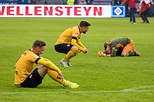 Der große Kampf wurde am Ende nicht belohnt - dementsprechend sind die Spieler der Sportgemeinschaft am Boden zerstört. 