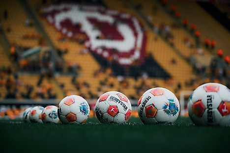 Der offizielle Spielball der 2. Bundesliga auf dem Rasen des Rudolf-Harbig-Stadion.