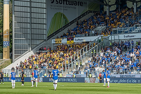 Fans im Block des Stadions in Darmstadt.