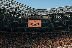 Die Anzeigetafel im Rudolf-Harbig-Stadion.