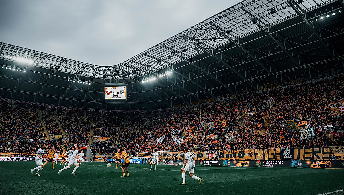 Spieler auf dem Rasen des Rudolf-Harbig-Stadions bei der Partie Dynamo Dresden gegen Preußen Münster