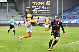 Mörschel versucht akrobatisch den Ball herunterznehmen. | Foto: Dennis Hetzschold