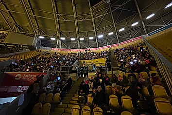 Menschen im Stadion mit Lampions