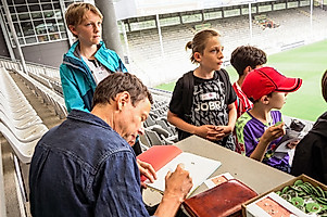 ...Autor Waechter seine Kinderbücher signierte.