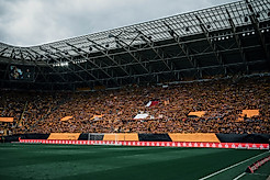 Ein prall gefüllter K-Block im Rudolf-Harbig-Stadion.