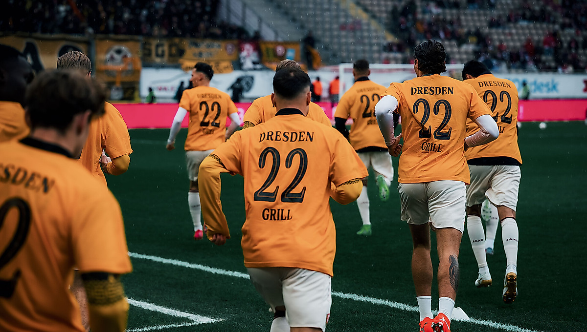 Die Mannschaft läuft mit den exklusiven gelben Aufwärmtrikots zur Erwärmung in Kaiserslautern raus.