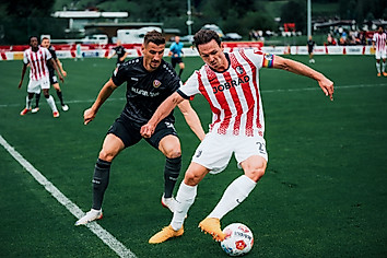 Stefan Kutschke im Zweikampf mit einem Freiburger Spieler.