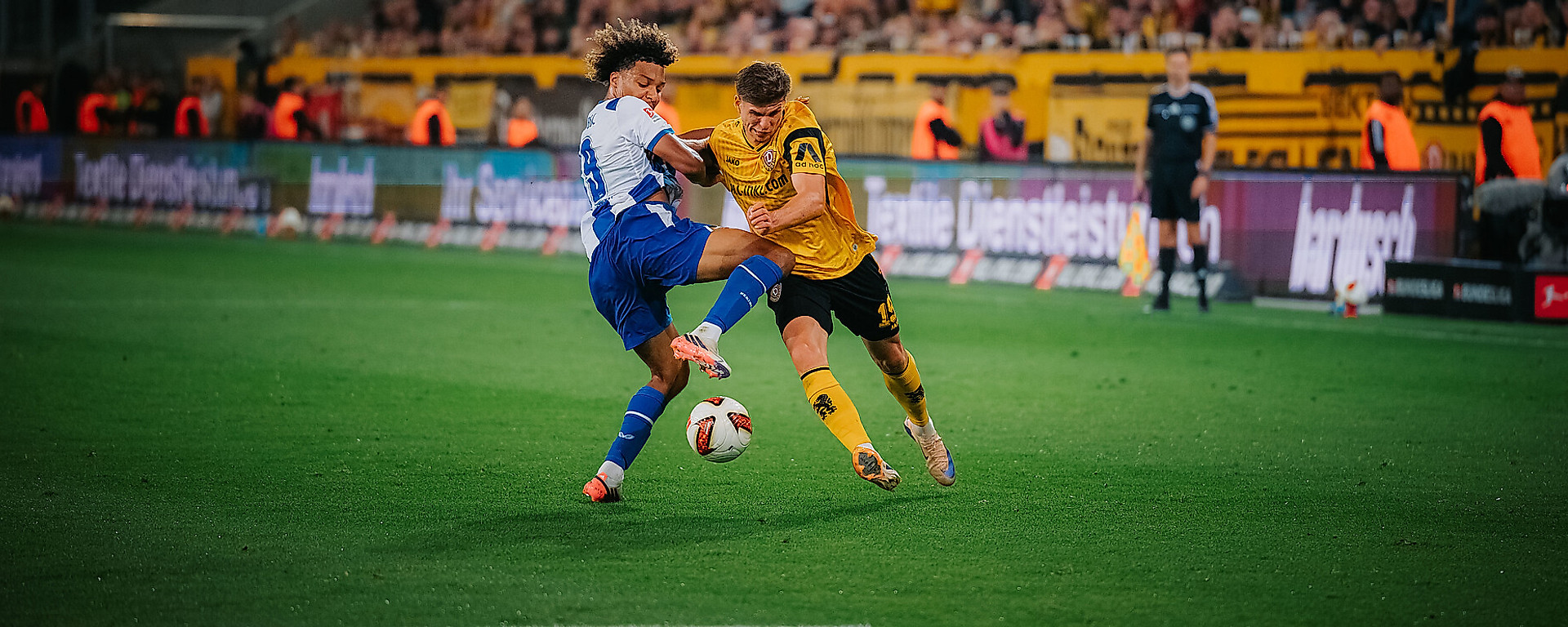 Zweikampf zwischen Spielern von Hertha BSC und Dynamo Dresden