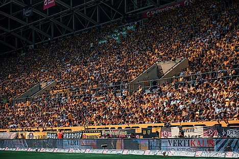 Eine volle Tribüne im Rudolf-Harbig-Stadion