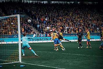 Kopfball von Tony Menzel