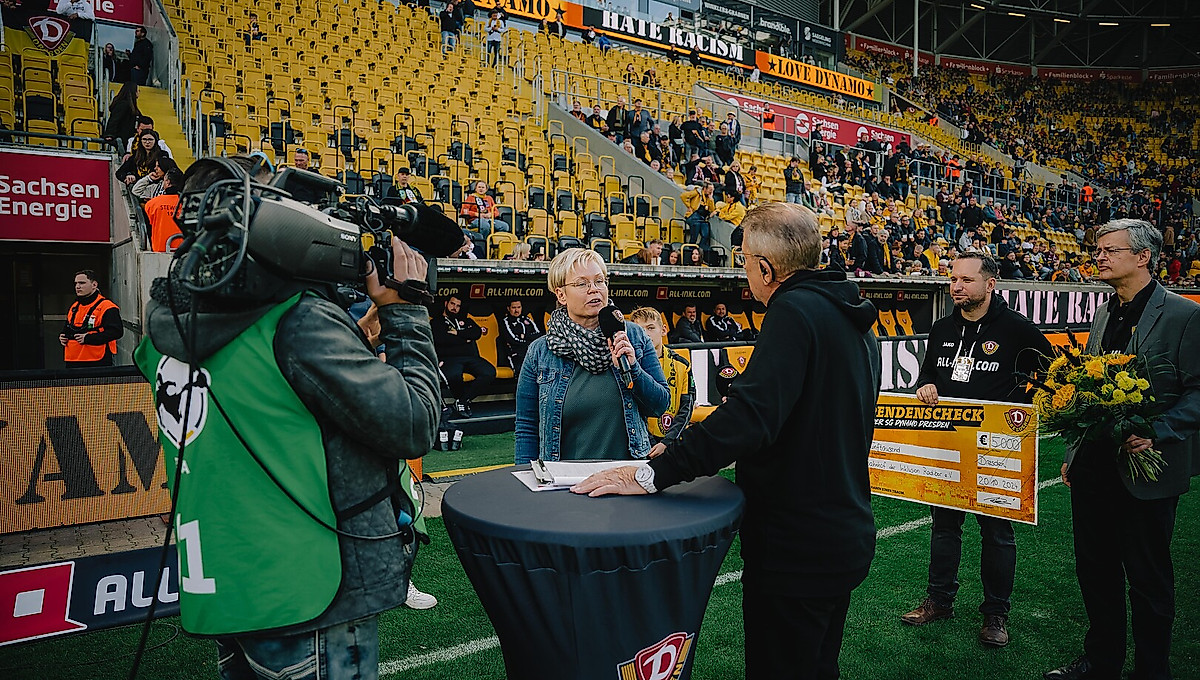 Interview auf dem Rasen des Rudolf-Harbig-Stadions mit Stadionsprecher Peter Hauskeller
