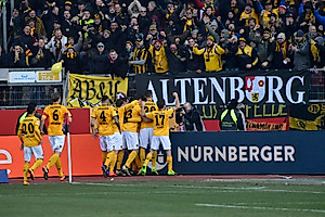 Die Mannschaft jubelt mit den mehr als 10.000 mitgereisten Dynamo-Fans über das 2:0.
