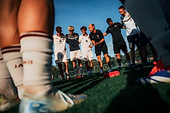U21-Cheftrainer Sebastian König bei der Ansprache im Mannschaftskreis.