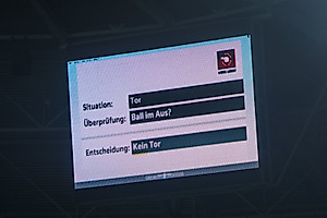 Kuriose Situation: Weil der Ball bei der Aktion zuvor auf der anderen Seite im Toraus war, zählt der Treffer der Gäste nicht.