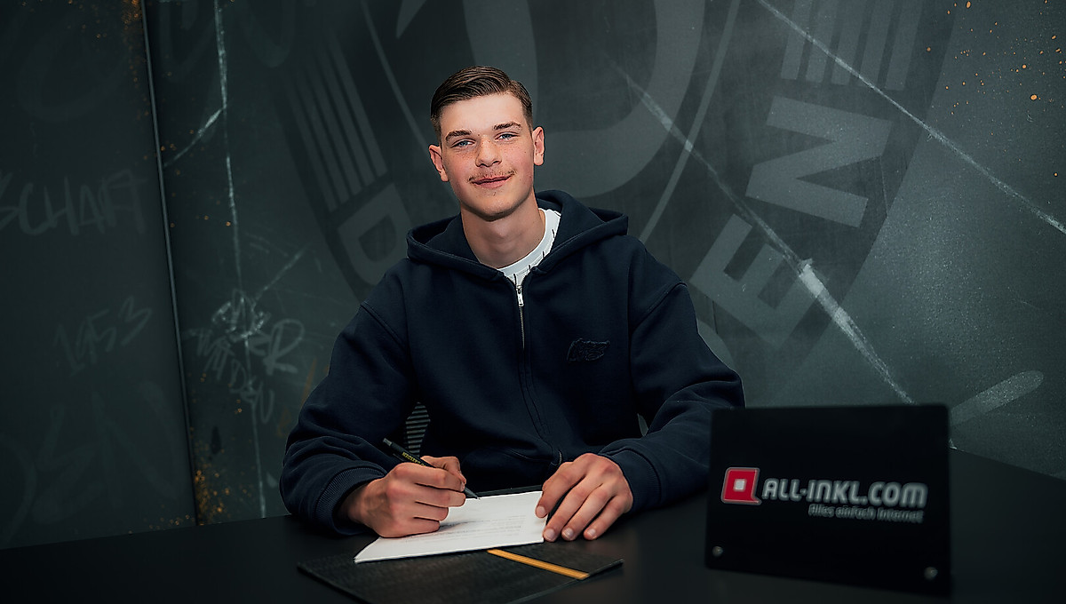 Maximus Fritzsche bei der Unterschrift seines Fördervertrags.