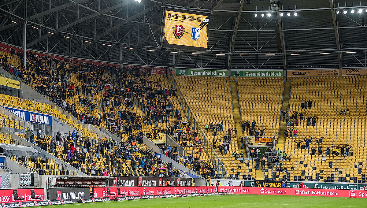 Fanblock im Rudolf-Harbig-Stadion mit Anzeigetafel im Hintergrund