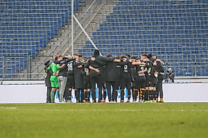 Nach dem Schlusspfiff versammelt sich das Zweitliga-Team der SGD zum Mannschaftskreis. | Foto: Dennis Hetzschold