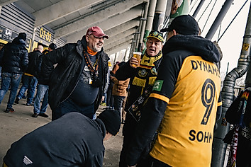Drei ältere Dynamo-Fans unterhalten sich angeregt