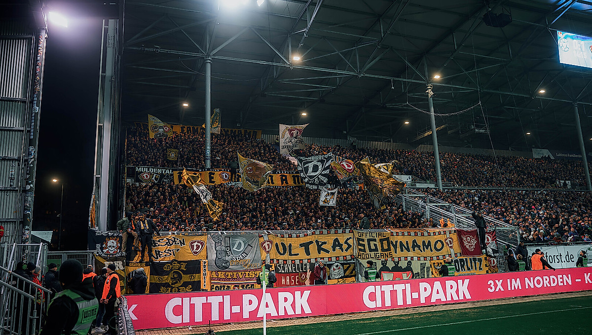 Auswärtsblock im Holstein-Stadion Kiel mit Dynamo-Fans