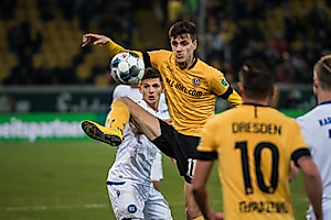 Jeremejeff behauptet den Ball vor Wanitzek.
