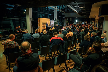 Auf Stuhlreihen haben zahlreiche Mitglieder der SGD in den VIP-Räumlichkeiten im Rudolf-Harbig-Stadion Platz genommen. 