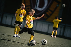 Ein Junge schießt einen Ball.