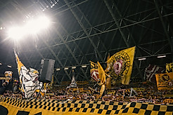 Fahnen und Schals im K-Block des Rudolf-Harbig-Stadions