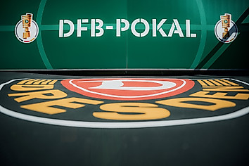 Die DFB-Pokal-Bande im Stadion.