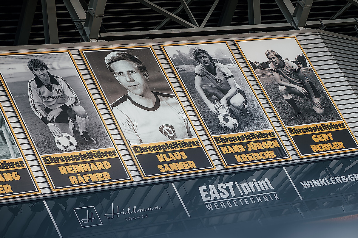 Die Ehrenspielführer-Tafeln im Rudolf-Harbig-Stadion.